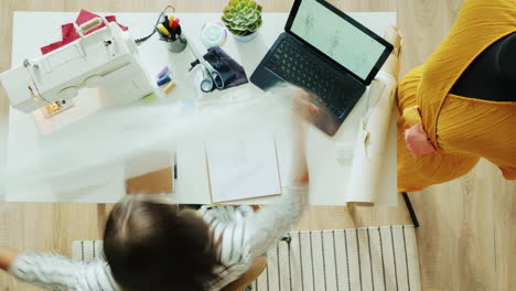 diseñador de moda en el trabajo