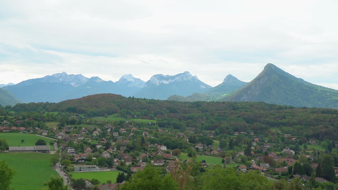 흐린 가을 날 에 안네시 호수 근처 의 산 들