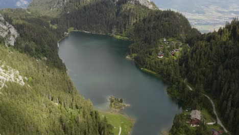 Moscas-Aéreas-Hacia-Los-Lados-Y-Muestra-Lac-De-Tanay,-Suiza