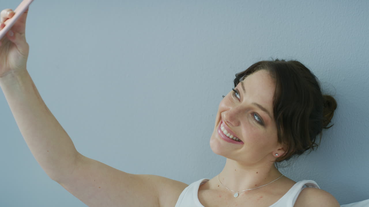 revisando todos mis mensajes de texto y luego tomando una selfie