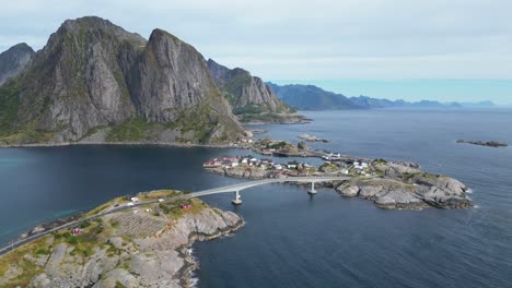 Carretera-Panorámica-De-Las-Islas-Lofoten-A-Lo-Largo-De-Fiordos,-Costa-Y-Pueblo-De-Hamnoy---Antena-4k