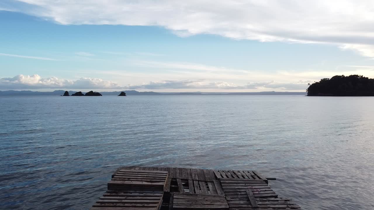 사마나 만에 있는 부두에서 바다를 향해 전면 전망, 무인 항공기가 부두에서 이륙하고 고도, 도미니카 공화국의 여행 개념