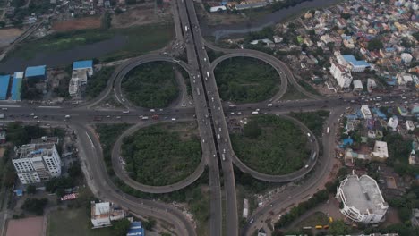 el puente sobrevolador maduravoyal en chennai se puede ver desde arriba, junto con las estructuras cercanas y el tráfico en movimiento