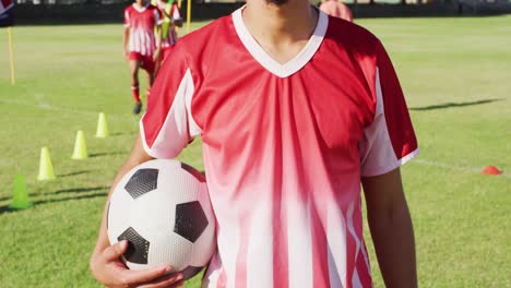 Video-De-Jugadores-De-Fútbol-Masculinos-Birraciales-Con-Pelota-En-El-Campo.