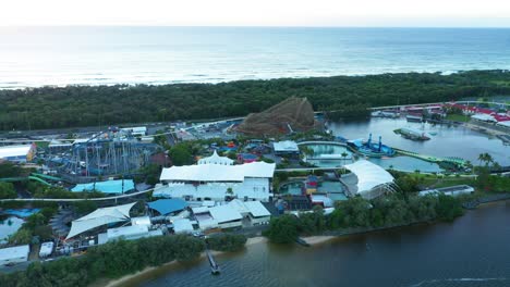 Vista-De-Drones-Del-Parque-Temático-Seaworld-Al-Amanecer,-Nueva-Montaña-Rusa-En-Construcción