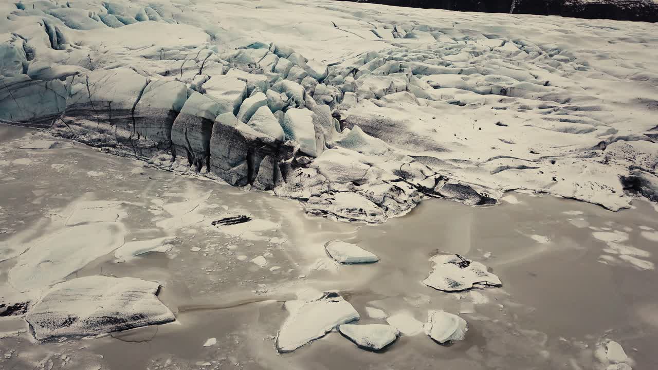 다른 영화적 움직임을 가진 드론으로 촬영된 아이슬란드의 빙하 혀는 겨울 날씨에 흐리고 극적인 개념을 보여줍니다.