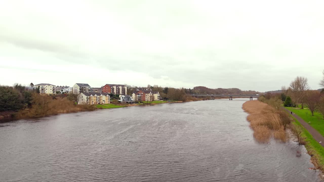 Lav, omvendt luftvideo af Coleraine i Nordirland, Storbritannien. Videoen, der viser floden Bann, er produceret i 4K, 60 FPS og med Rec709 farve.