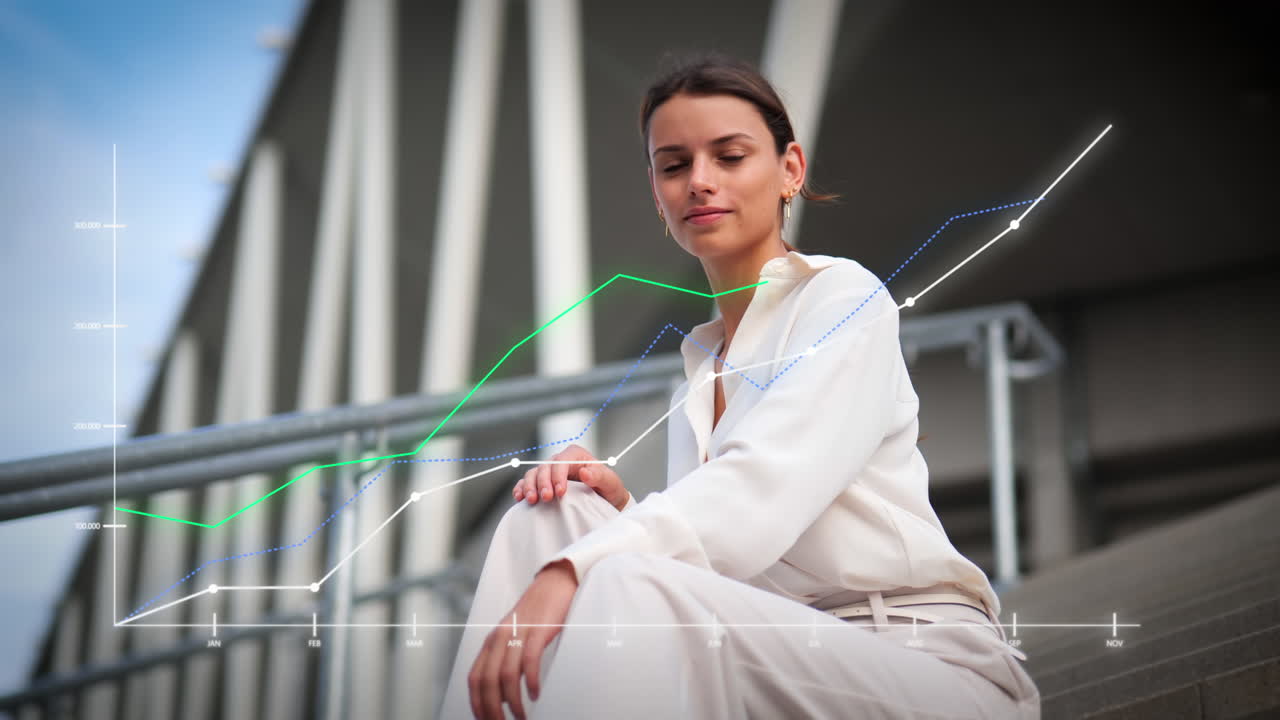 mujer de negocios confiada parece determinada sentada en los escalones frente al edificio de negocios con inserción de gráfico ascendente positivo