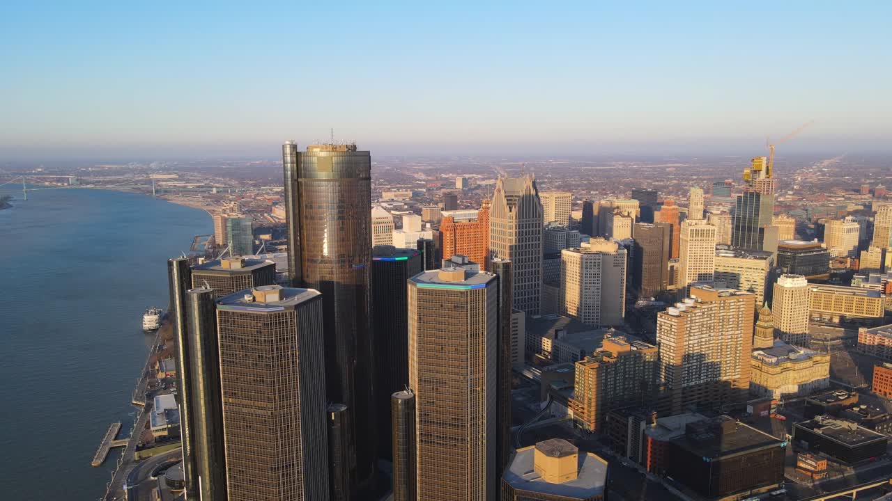 centro del renacimiento y el río detroit desde arriba durante la hora dorada, michigan, estados unidos