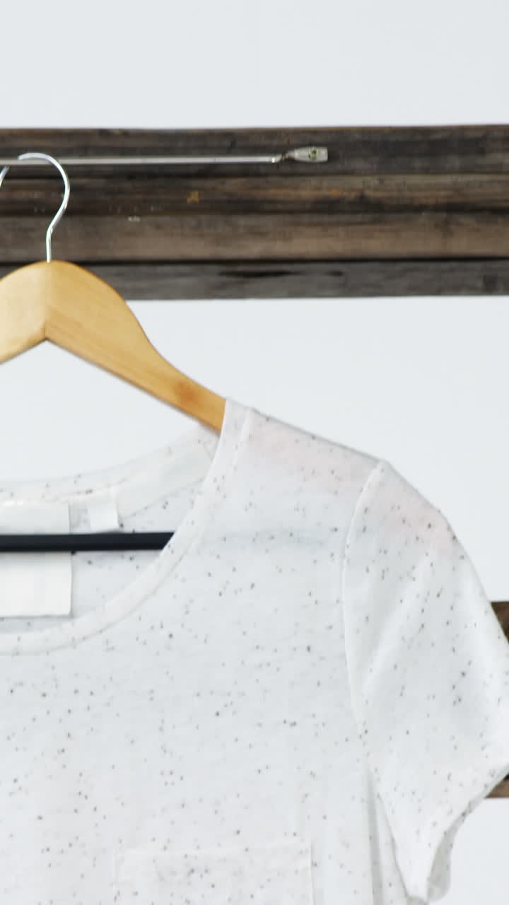 camiseta colgada en un marco de madera