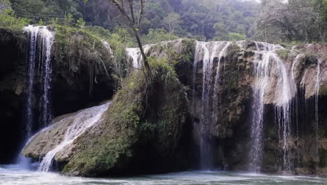 Cascada-En-Paisaje-Kárstico-Sobre-Cueva-En-Semuc-Champey-En-Guatemala