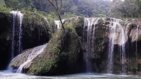 cascada en el paisaje kárstico sobre la cueva en semuc champey en guatemala