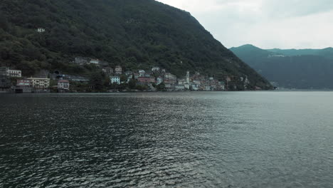 Fliegende-Drohne-Aus-Der-Sicht-Des-Dorfes-Brienno-Vom-Comer-See-In-Italien