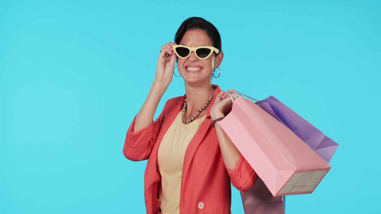 gafas de sol, bolsas de compras o la cara de una mujer feliz