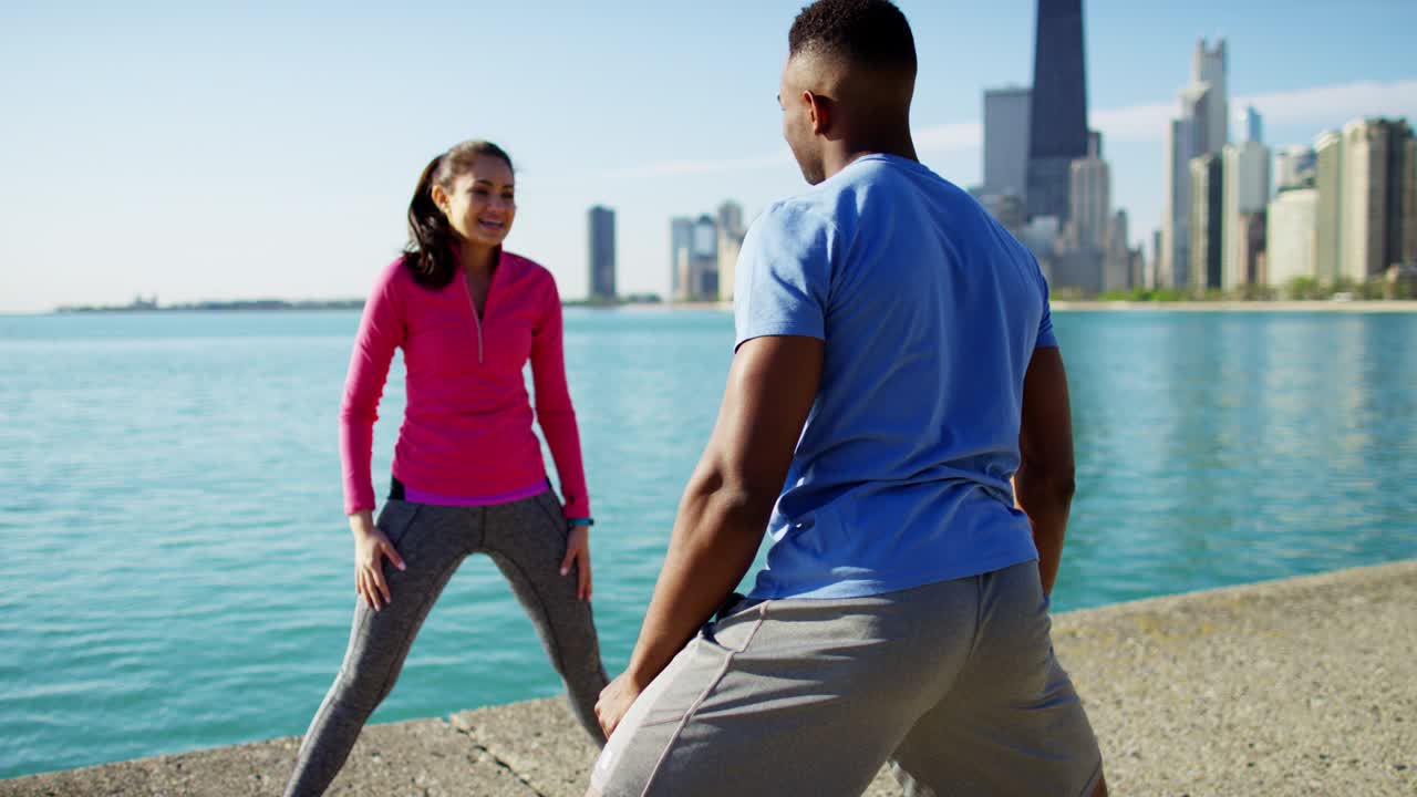 estiramiento multiétnico masculino y femenino después del entrenamiento