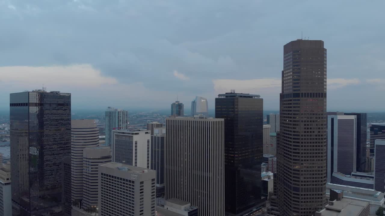 aerial se establecen en el centro de denver justo después del amanecer y la hora azul