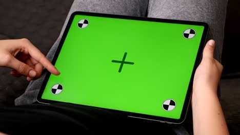 mujer sostiene pantalla verde dispositivo inteligente en la cama video 4k