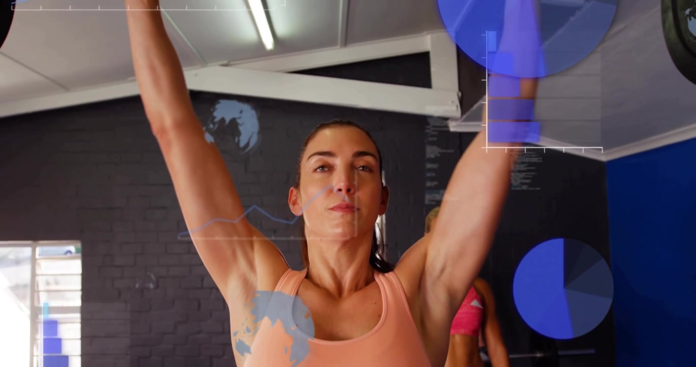 Atleta donna che esegue uno stacco da terra seguito da una spinta sopra la testa, con grafici animati che guidano i compagni di allenamento.