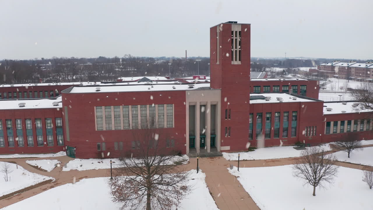 정문, 대형 미국 학교, 겨울철 대학 건물