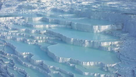 Natürliche-Travertin-Pools-Und-Terrassen-In-Pamukkale