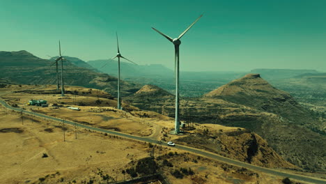 parque eólico en las montañas