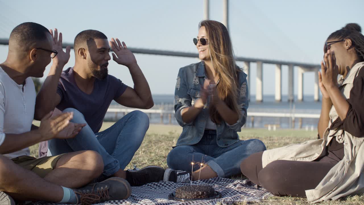 amigos felices felicitando a su amigo por su cumpleaños.