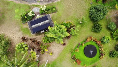 Blick-Aus-Der-Vogelperspektive-Auf-Ein-Netzunabhängiges-Wasserauffangbecken-Und-Ein-Solarenergiegebäude