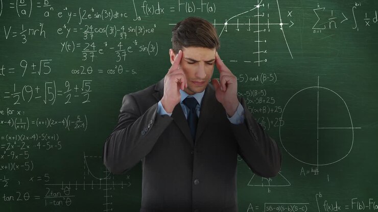 Uomo che pensa davanti a calcoli matematici in movimento su lavagna 4k