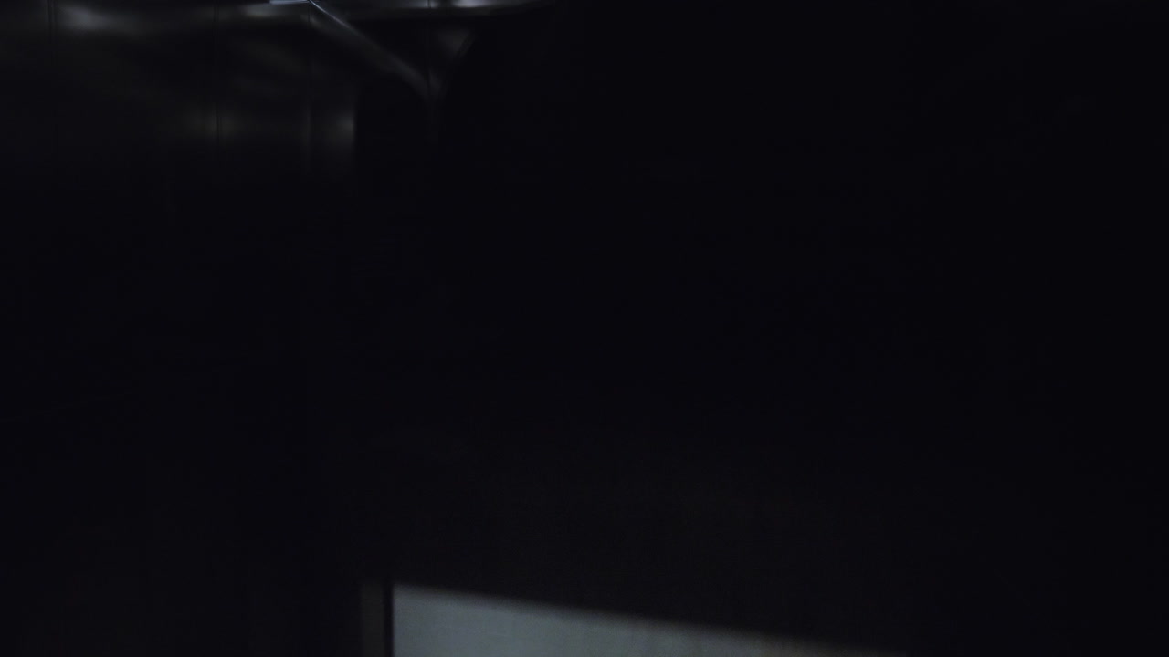 в лифте метро, поднимающемся вверх.