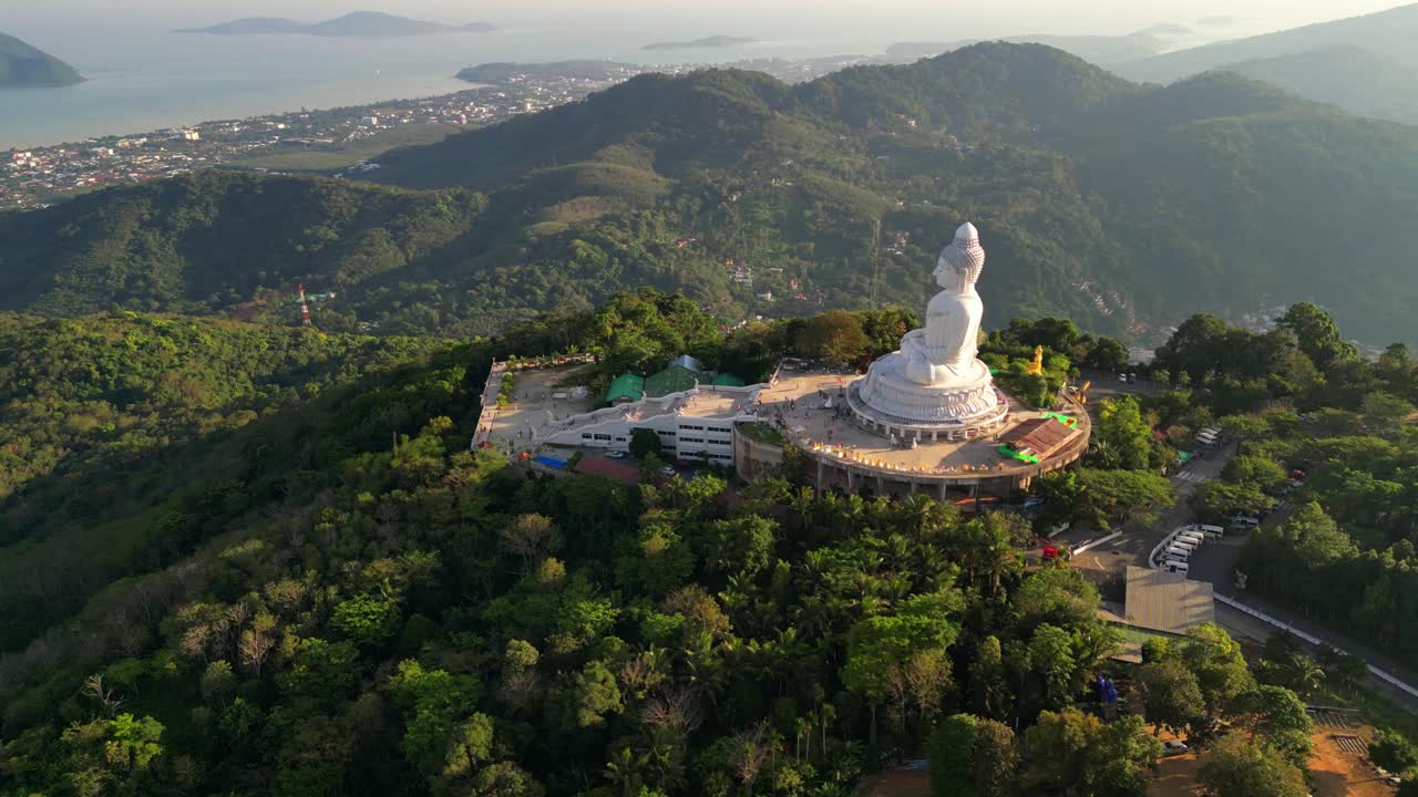 tiro de drone de la gran estatua de buda en phuket, tailandia