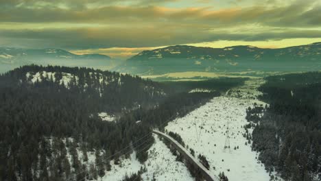 Espectacular-Puesta-De-Sol-Sobre-Montañas-Nevadas:-Imágenes-Aéreas-De-Líneas-Eléctricas