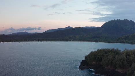 Amplia-Toma-Aérea-Descendente-De-La-Pacífica-Bahía-De-Hanalei-Desde-El-Océano-Pacífico-Durante-Condiciones-De-Poca-Luz-En-La-Isla-De-Kaua&#39;i,-Hawai&#39;i