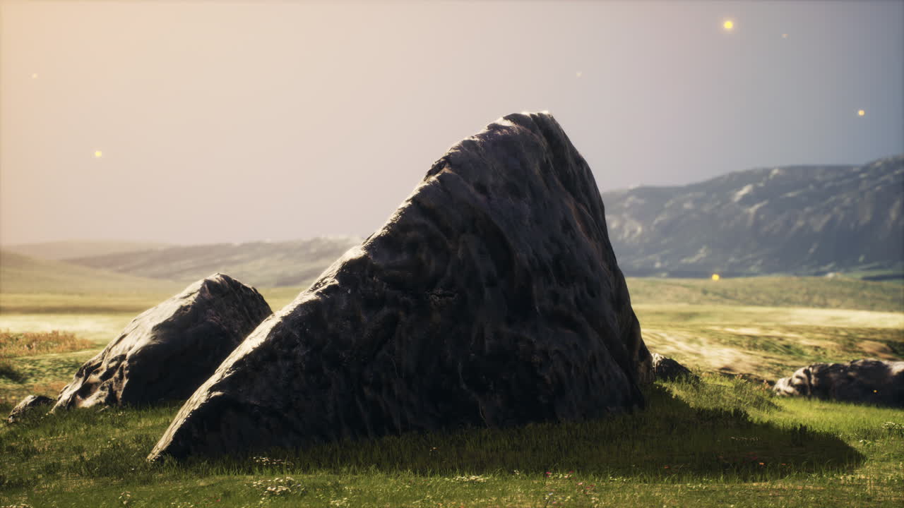 밝은 해가 뜨는 동안 산 계곡