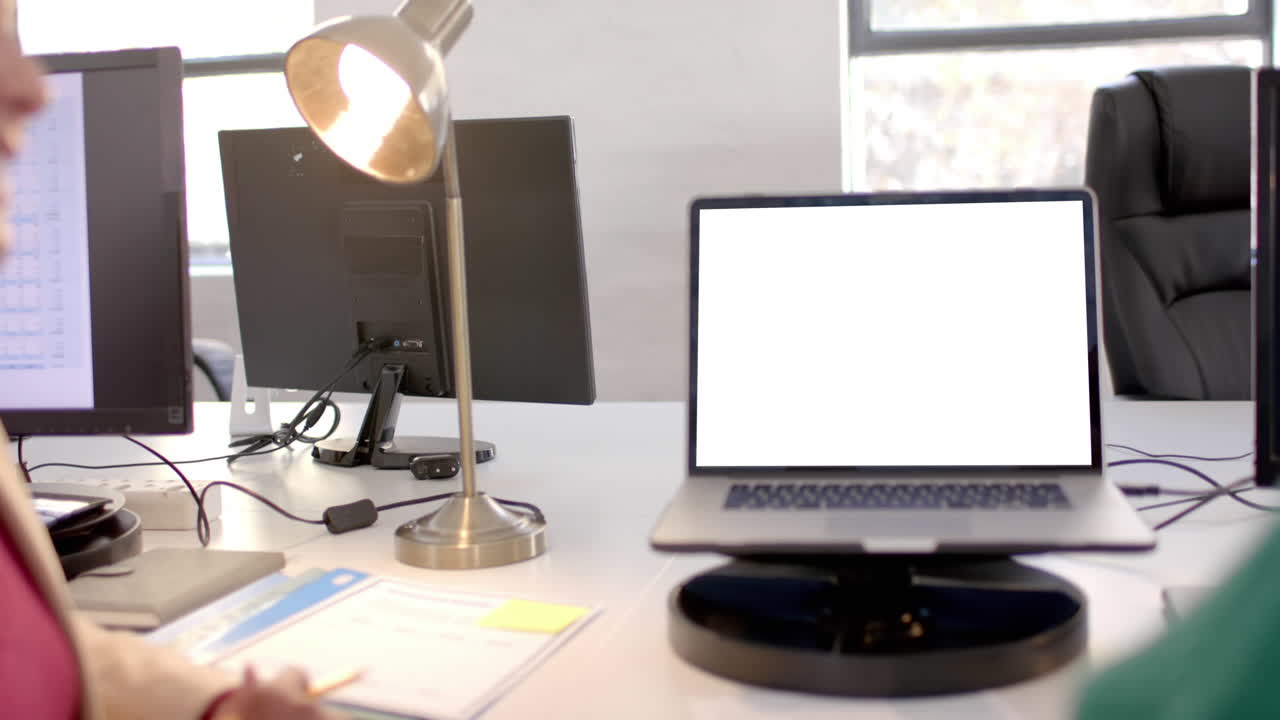 사무실의 책상 위에 노트북 화면으로 노트북을 열었습니다.