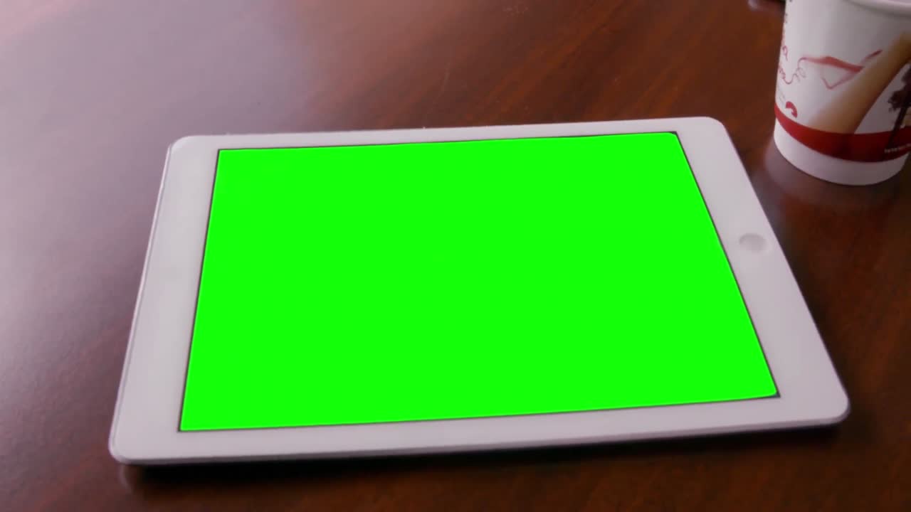 나무 테이블 위에 있는 태블릿