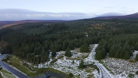 Winterliche-Gelassenheit:-Luftaufnahme-Von-Familien,-Die-Auf-Einer-Leeren-Straße-Inmitten-Der-Wicklow-Mountains-Schneespaß-Genießen