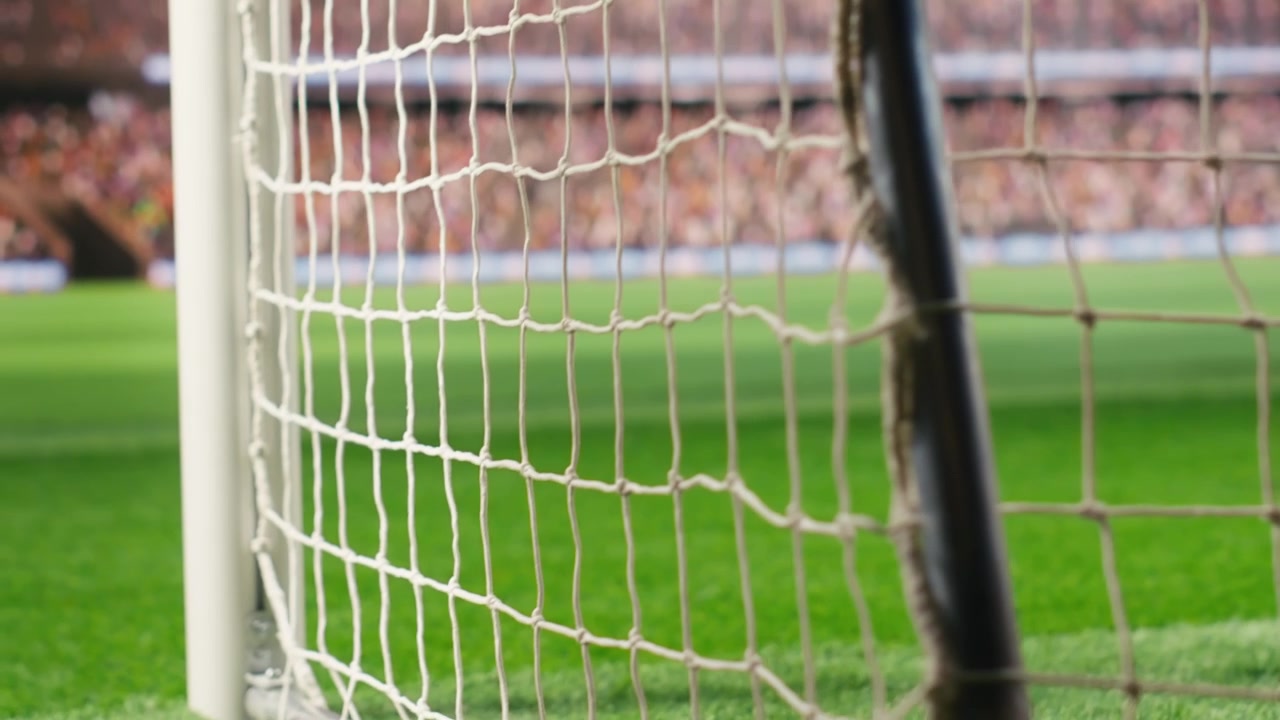 Selektivt fokus på sidostolpe med nät av rep och knutar på stadionplanen