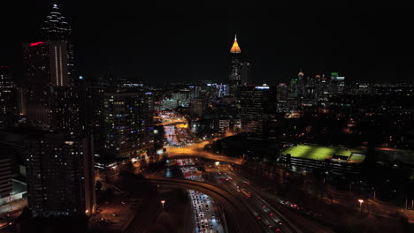 Atlanta-Antena-V789-Cinemático-Paso-Elevado-De-Bajo-Nivel-Que-Captura-El-Paisaje-Urbano-Iluminado-Del-Centro-Y-La-Congestión-Del-Tráfico-En-La-Autopista-Y-Rutas-Complejas-En-Las-Horas-Pico---Filmado-Con-El-Cine-Mavic-3---Diciembre-De-2021