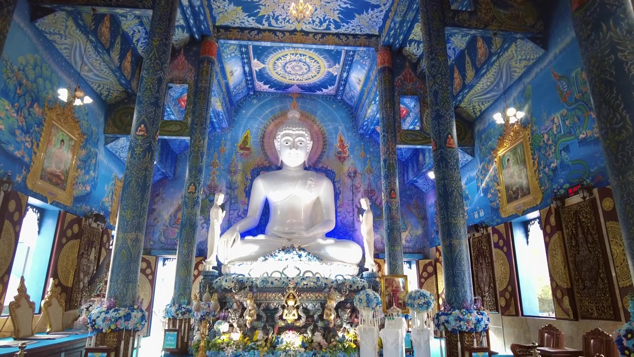 Der Blaue Tempel, Innenansicht der gesamten Halle mit Buddha-Statue in Chiang Rai, Wat Rong Suea Ten, Thailand.