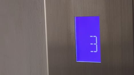 visualización digital del ascensor que cuenta los pisos