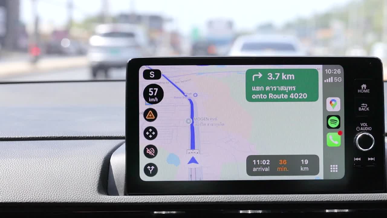 Een digitale navigatieweergave op het dashboard van een auto toont een routekaart tijdens het rijden overdag
