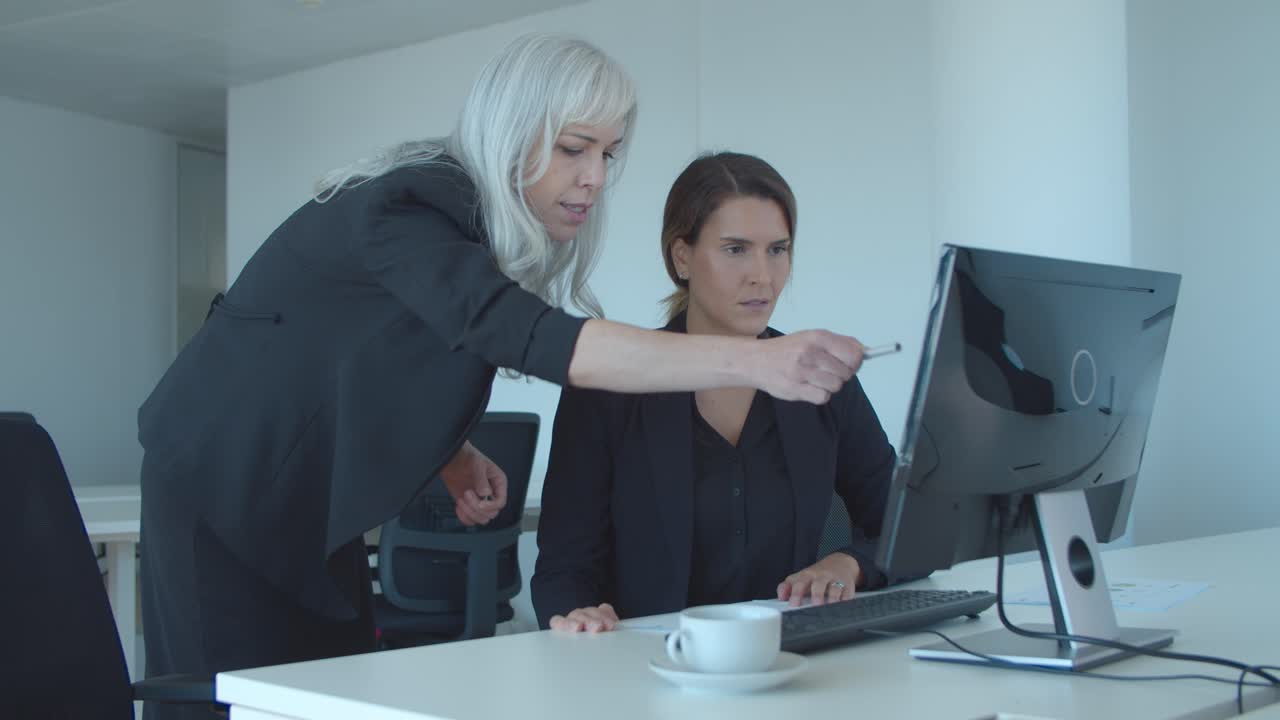 женщина-шеф просит менеджера проверить отчет