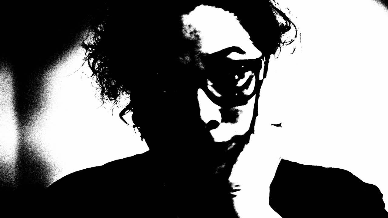 mujer pensativa con la mano en la cara en blanco y negro