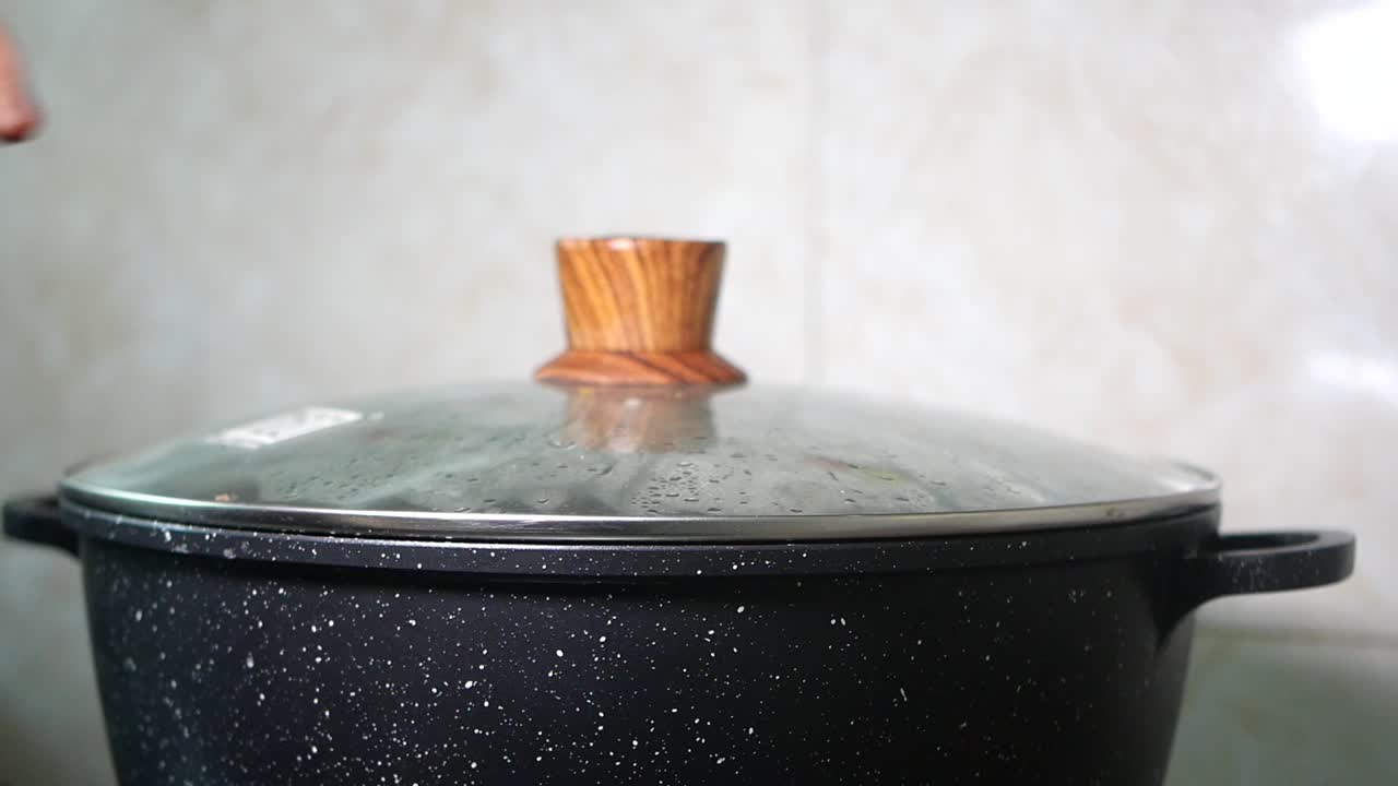 mujer cocinando en la cocina