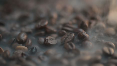 macro de un humo se eleva por encima del grano de café