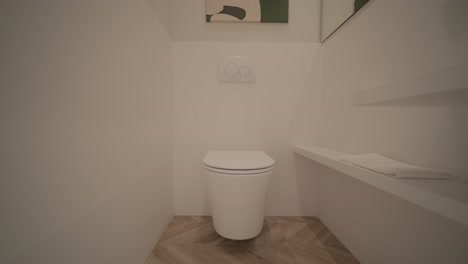 estilo minimal moderno contemporáneo baño blanco brillante con luz natural.