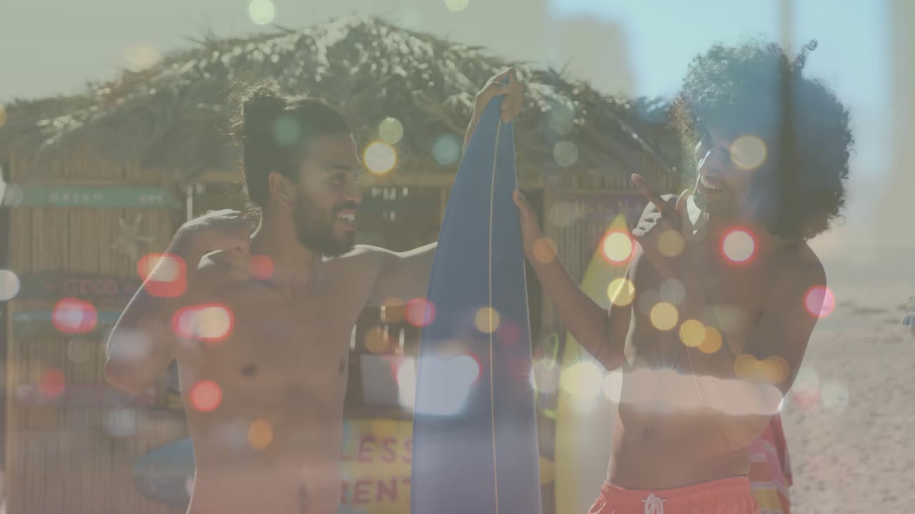 To mænd placerer hænderne på et surfbræt, justerer det og forbereder sig på at surfe, mens et bokeh-overlay gløder over billedet.