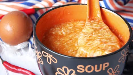 una deliciosa sopa de gotas de huevo