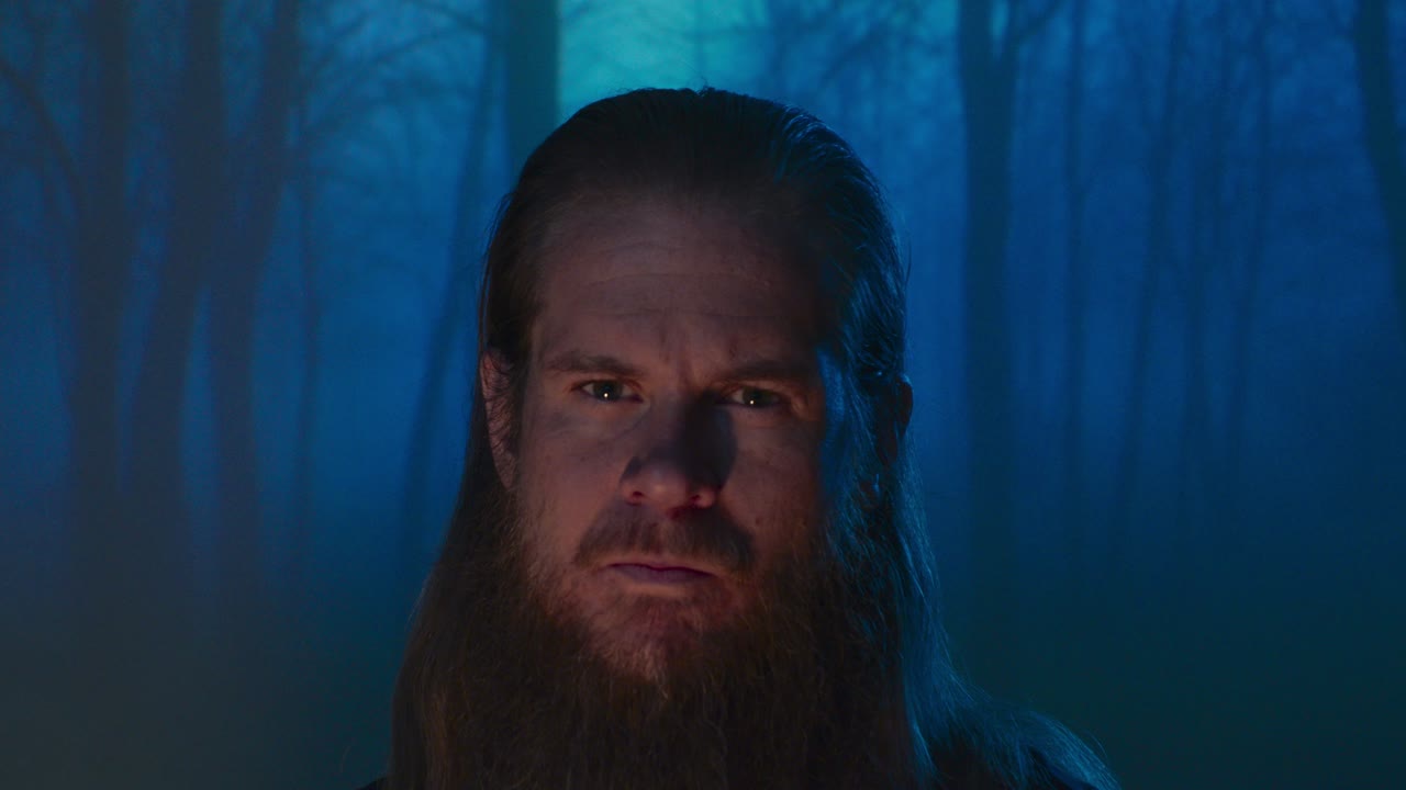 불에 탄 숲속의 남자 - 화난 눈맞춤