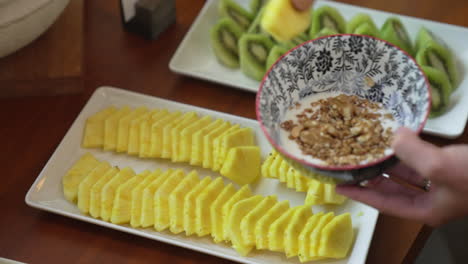 desayuno brunch servido con grandes cuencos y platos con frutas, verduras y pan